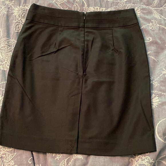 Banana Republic Size 4 black skirt with pockets - Picture 3 of 4